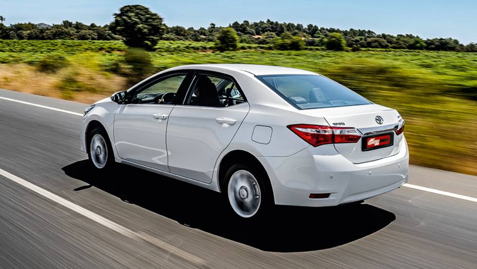 Carroceria de formas suaves e lisas deu lugar a vincos marcantes | <a href="https://quatrorodas.abril.com.br/carros/impressoes/toyota-corolla-2014-751803.shtml" rel="migration">Leia mais</a>