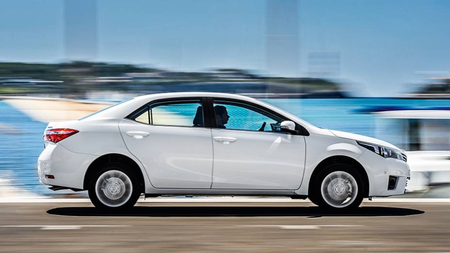 São 10 cm a mais de entre-eixos: os passageiros de trás agradecem | <a href="https://quatrorodas.abril.com.br/carros/impressoes/toyota-corolla-2014-751803.shtml" rel="migration">Leia mais</a>