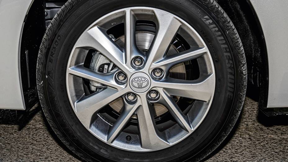 Rodas de liga aro 16 e freio a disco ventilado na frente | <a href="https://quatrorodas.abril.com.br/carros/impressoes/toyota-corolla-2014-751803.shtml" rel="migration">Leia mais</a>