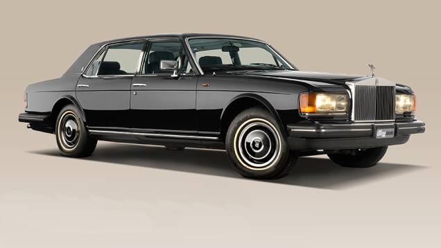 Chamada Silver Spur, versão longa media 5,37 metros | <a href="https://quatrorodas.abril.com.br/carros/classicos-grandescarros/rolls-royce-silver-spirit-spur-754638.shtml" rel="migration">Leia mais</a>