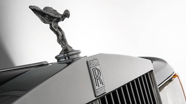 Spirit of Ecstasy, no capô dos Rolls desde os anos 20 | <a href="https://quatrorodas.abril.com.br/carros/classicos-grandescarros/rolls-royce-silver-spirit-spur-754638.shtml" rel="migration">Leia mais</a> Spirit of Ecstasy, no capô dos Rolls desde os anos 20 | <a href="https://quatrorodas.abril.com.br/carros/classicos-grandescarros/rolls-royce-silver-spirit-spur-754638.shtml" rel="migration">Leia mais</a>