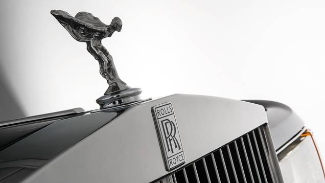 Spirit of Ecstasy, no capô dos Rolls desde os anos 20 | <a href="https://quatrorodas.abril.com.br/carros/classicos-grandescarros/rolls-royce-silver-spirit-spur-754638.shtml" rel="migration">Leia mais</a>