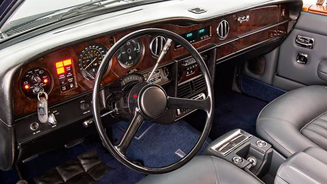 Com couro Connoly e madeiras nobres, interior é feito à mão | <a href="https://quatrorodas.abril.com.br/carros/classicos-grandescarros/rolls-royce-silver-spirit-spur-754638.shtml" rel="migration">Leia mais</a>