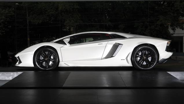 Lamborghini Aventador | <a href="https://quatrorodas.abril.com.br/reportagens/geral/show-milhoes-754360.shtml" rel="migration">Leia mais</a>