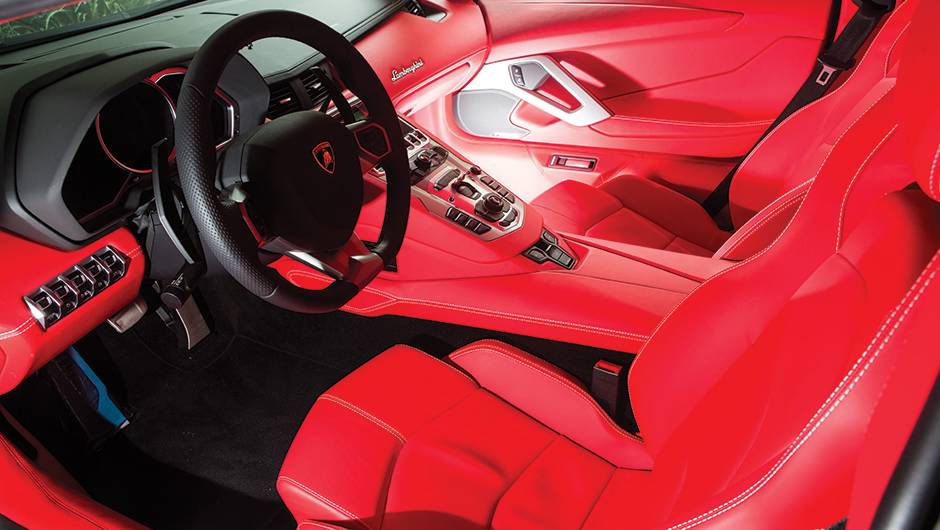 Aventador &agrave; venda tem acabamento de couro vermelho com costuras brancas | <a href="https://quatrorodas.abril.com.br/reportagens/geral/show-milhoes-754360.shtml" rel="migration">Leia mais</a>
