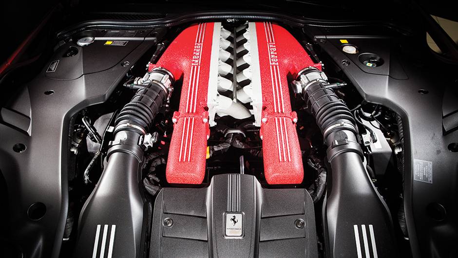 Motor V12 da FF tem 6,2 litros e rende at&eacute; 740 cv | <a href="https://quatrorodas.abril.com.br/reportagens/geral/show-milhoes-754360.shtml" rel="migration">Leia mais</a>