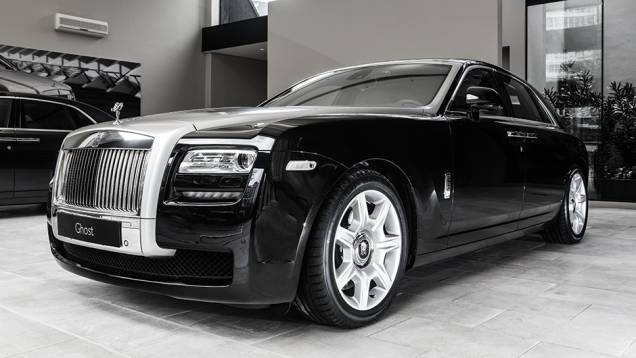 Rolls-Royce Ghost | <a href="https://quatrorodas.abril.com.br/reportagens/geral/show-milhoes-754360.shtml" rel="migration">Leia mais</a>