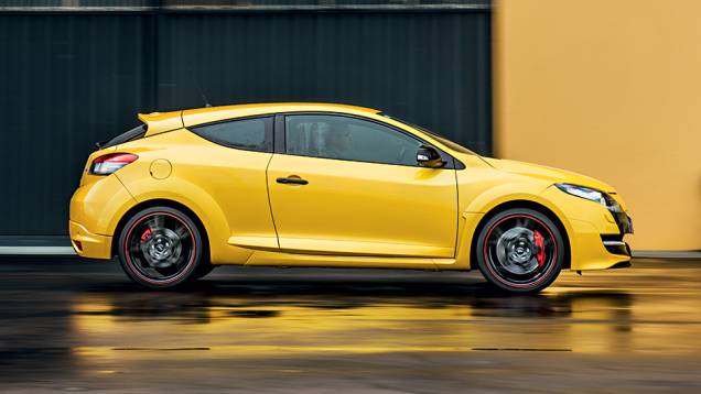 Mégane RS traz rodas aro 18 e saias aerodinâmicas | <a href="https://quatrorodas.abril.com.br/carros/impressoes/renault-megane-rs-cup-754473.shtml" rel="migration">Leia mais</a>