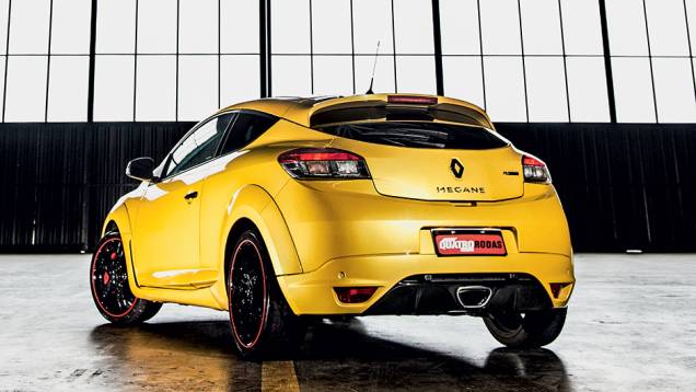 Para-choque com escapamento central e difusor | <a href="https://quatrorodas.abril.com.br/carros/impressoes/renault-megane-rs-cup-754473.shtml" rel="migration">Leia mais</a>