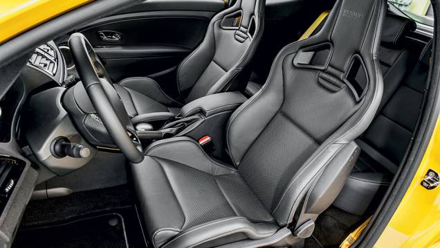 Bancos de couro, tipo concha, da marca Recaro | <a href="https://quatrorodas.abril.com.br/carros/impressoes/renault-megane-rs-cup-754473.shtml" rel="migration">Leia mais</a> Bancos de couro, tipo concha, da marca Recaro | <a href="https://quatrorodas.abril.com.br/carros/impressoes/renault-megane-rs-cup-754473.shtml" rel="migration">Leia mais</a>