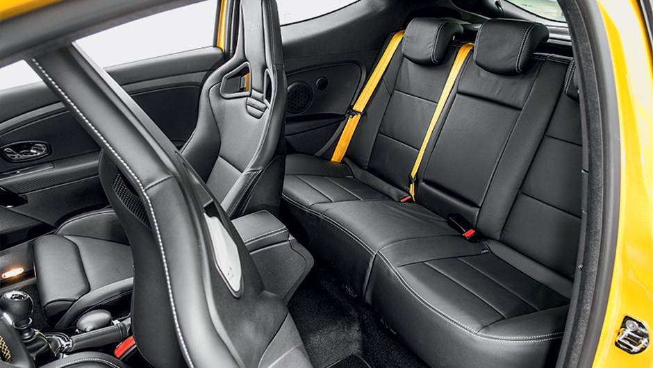 Atr&aacute;s h&aacute; espa&ccedil;o para dois adultos | <a href="https://quatrorodas.abril.com.br/carros/impressoes/renault-megane-rs-cup-754473.shtml" rel="migration">Leia mais</a>