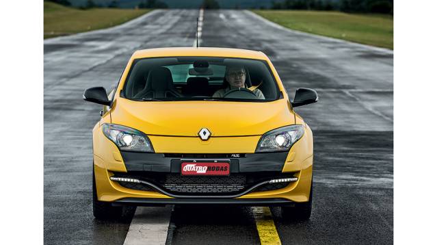 Lâmina dianteira é inspirada nos carros da F-1 | <a href="https://quatrorodas.abril.com.br/carros/impressoes/renault-megane-rs-cup-754473.shtml" rel="migration">Leia mais</a> Lâmina dianteira é inspirada nos carros da F-1 | <a href="https://quatrorodas.abril.com.br/carros/impressoes/renault-megane-rs-cup-754473.shtml" rel="migration">Leia mais</a>