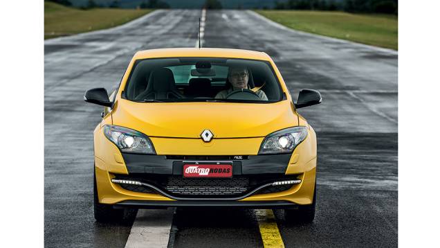 Lâmina dianteira é inspirada nos carros da F-1 | <a href="https://quatrorodas.abril.com.br/carros/impressoes/renault-megane-rs-cup-754473.shtml" rel="migration">Leia mais</a>