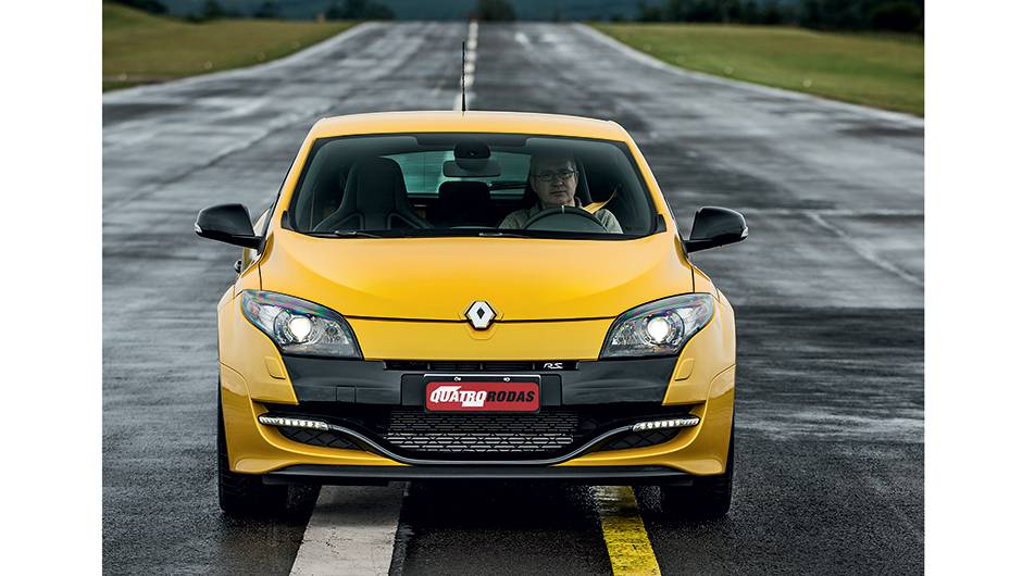 L&acirc;mina dianteira &eacute; inspirada nos carros da F-1 | <a href="https://quatrorodas.abril.com.br/carros/impressoes/renault-megane-rs-cup-754473.shtml" rel="migration">Leia mais</a>