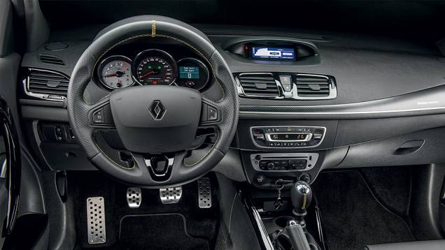 O painel do RS é semelhante ao do sedã Fluence | <a href="https://quatrorodas.abril.com.br/carros/impressoes/renault-megane-rs-cup-754473.shtml" rel="migration">Leia mais</a> O painel do RS é semelhante ao do sedã Fluence | <a href="https://quatrorodas.abril.com.br/carros/impressoes/renault-megane-rs-cup-754473.shtml" rel="migration">Leia mais</a>