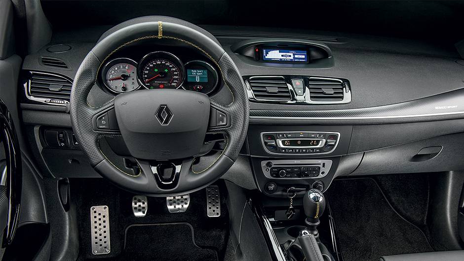O painel do RS &eacute; semelhante ao do sed&atilde; Fluence | <a href="https://quatrorodas.abril.com.br/carros/impressoes/renault-megane-rs-cup-754473.shtml" rel="migration">Leia mais</a>