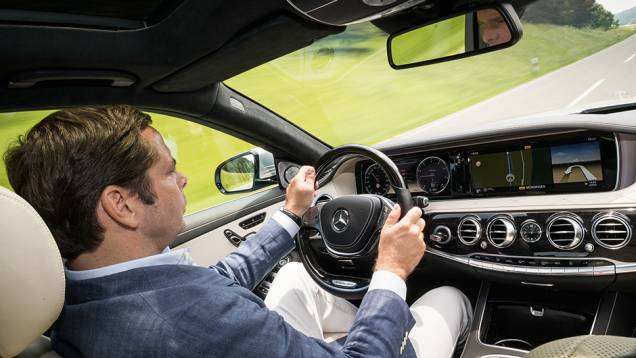 Dois monitores: dados do carro e infotenimento | <a href="https://quatrorodas.abril.com.br/carros/impressoes/mercedes-benz-s-500-754978.shtml" rel="migration">Leia mais</a>