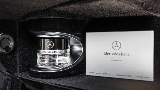 Ar da cabine é purificado e pode receber uma dose de perfume | <a href="https://quatrorodas.abril.com.br/carros/impressoes/mercedes-benz-s-500-754978.shtml" rel="migration">Leia mais</a>