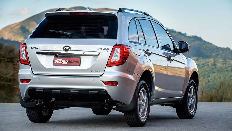 Mais pr&aacute;tica, a tampa traseira abre para cima, mas &eacute; pesada | <a href="https://quatrorodas.abril.com.br/carros/comparativos/lifan-x60-x-chery-tiggo-756386.shtml" rel="migration">Leia mais</a>