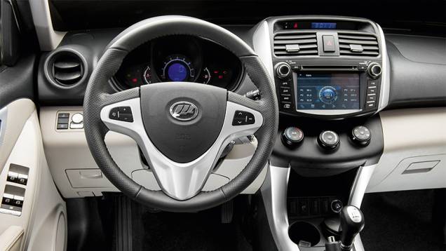 Tela touch screen exibe GPS, DVD e imagem da câmera de ré | <a href="https://quatrorodas.abril.com.br/carros/comparativos/lifan-x60-x-chery-tiggo-756386.shtml" rel="migration">Leia mais</a>