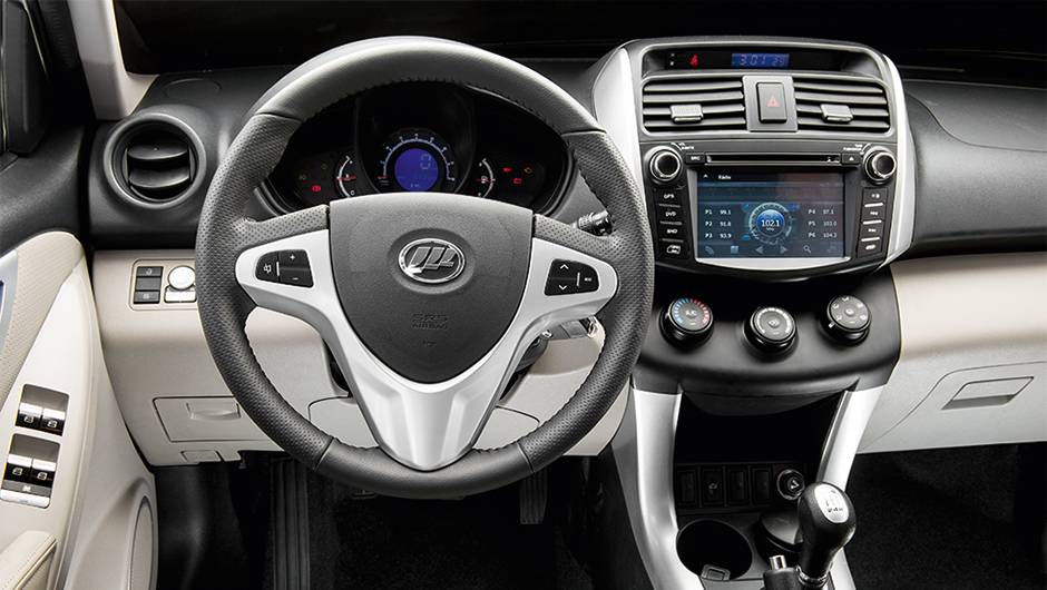 Tela touch screen exibe GPS, DVD e imagem da c&acirc;mera de r&eacute; | <a href="https://quatrorodas.abril.com.br/carros/comparativos/lifan-x60-x-chery-tiggo-756386.shtml" rel="migration">Leia mais</a>