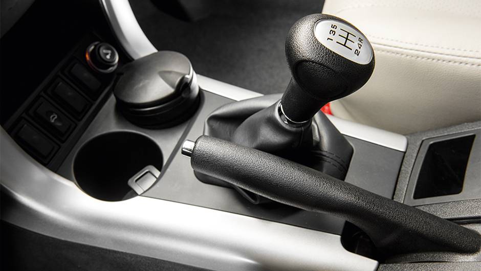 Proximidade das alavancas de freio e c&acirc;mbio atrapalha | <a href="https://quatrorodas.abril.com.br/carros/comparativos/lifan-x60-x-chery-tiggo-756386.shtml" rel="migration">Leia mais</a>