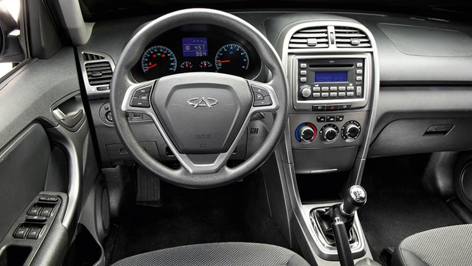 Interior é básico demais. O segmento já pede mais requinte | <a href="https://quatrorodas.abril.com.br/carros/comparativos/lifan-x60-x-chery-tiggo-756386.shtml" rel="migration">Leia mais</a>