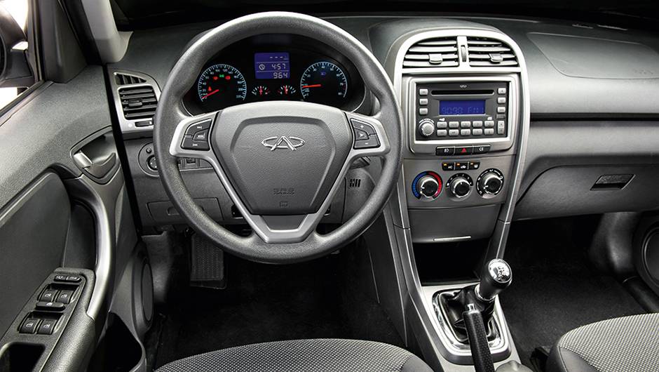 Interior &eacute; b&aacute;sico demais. O segmento j&aacute; pede mais requinte | <a href="https://quatrorodas.abril.com.br/carros/comparativos/lifan-x60-x-chery-tiggo-756386.shtml" rel="migration">Leia mais</a>