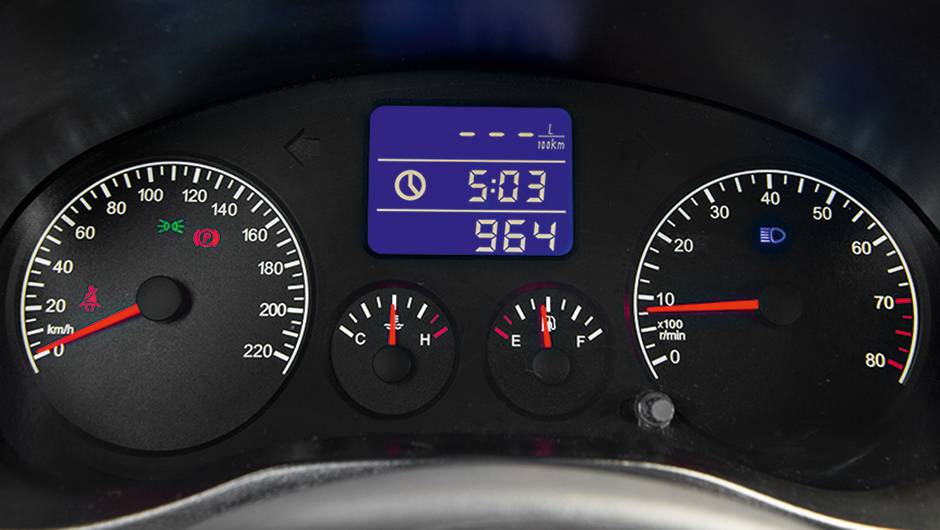 Rel&oacute;gio tem quase o mesmo destaque que o veloc&iacute;metro | <a href="https://quatrorodas.abril.com.br/carros/comparativos/lifan-x60-x-chery-tiggo-756386.shtml" rel="migration">Leia mais</a>