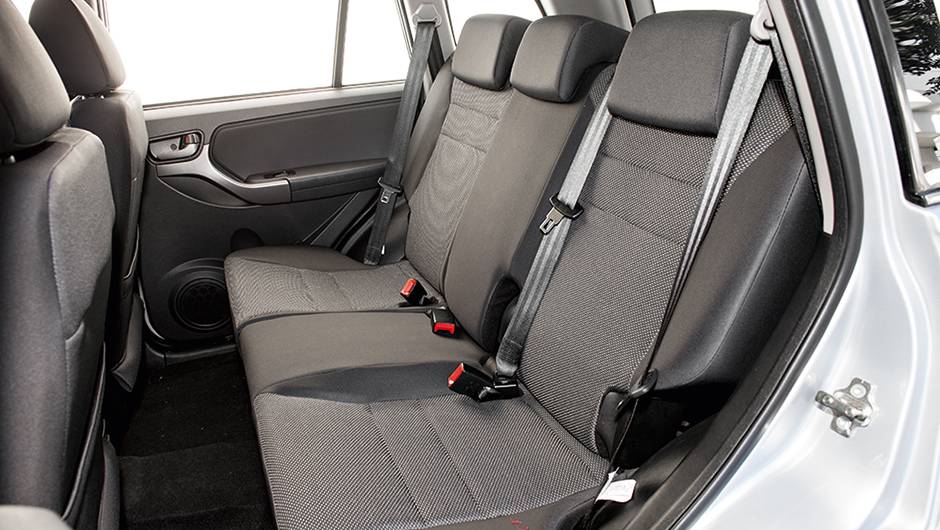 Tiggo tem cintos de tr&ecirc;s pontos e encosto de cabe&ccedil;a central | <a href="https://quatrorodas.abril.com.br/carros/comparativos/lifan-x60-x-chery-tiggo-756386.shtml" rel="migration">Leia mais</a>