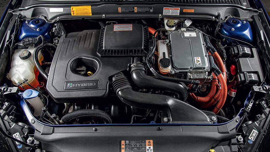 Gasolina (esq.) e el&eacute;trico (dir.) somam 190 cv de pot&ecirc;ncia | <a href="https://quatrorodas.abril.com.br/carros/testes/ford-fusion-hybrid-757087.shtml" rel="migration">Leia mais</a>