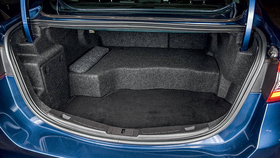O porta-malas perdeu 122 litros do espa&ccedil;o para a bateria | <a href="https://quatrorodas.abril.com.br/carros/testes/ford-fusion-hybrid-757087.shtml" rel="migration">Leia mais</a>