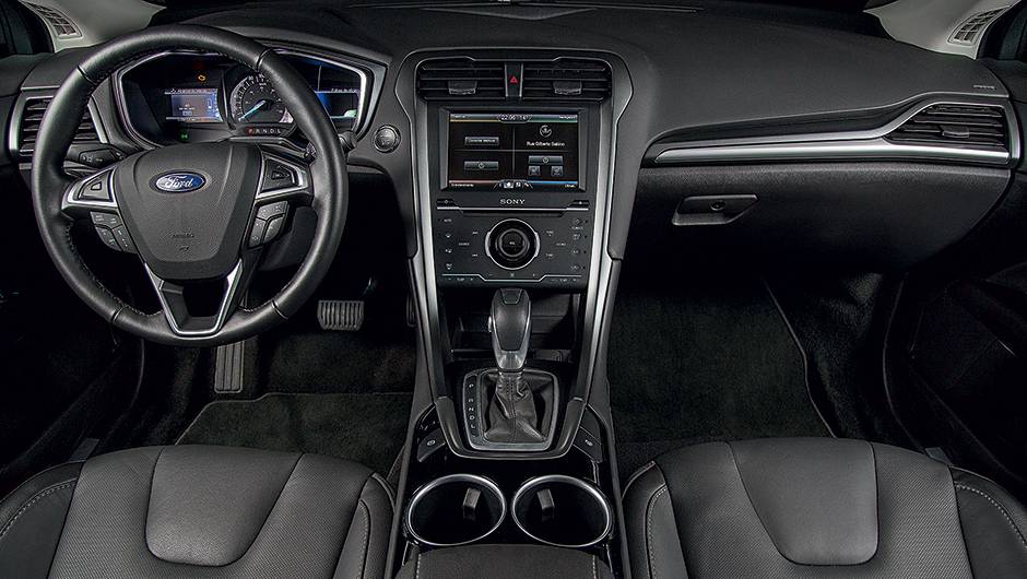 O volante &eacute; multifuncional | <a href="https://quatrorodas.abril.com.br/carros/testes/ford-fusion-hybrid-757087.shtml" rel="migration">Leia mais</a>