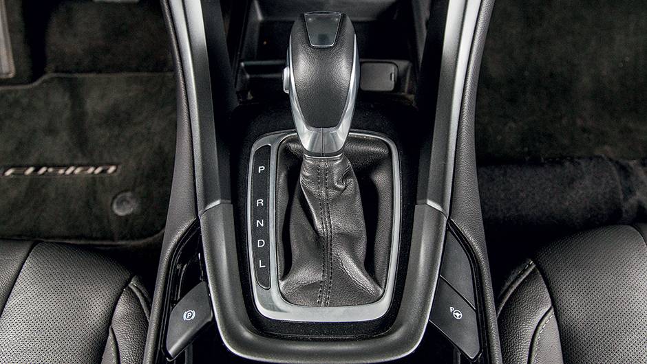 C&acirc;mbio conta com efeito de freio-motor eletr&ocirc;nico, para limitar a velocidade nas descidas | <a href="https://quatrorodas.abril.com.br/carros/testes/ford-fusion-hybrid-757087.shtml" rel="migration">Leia mais</a>