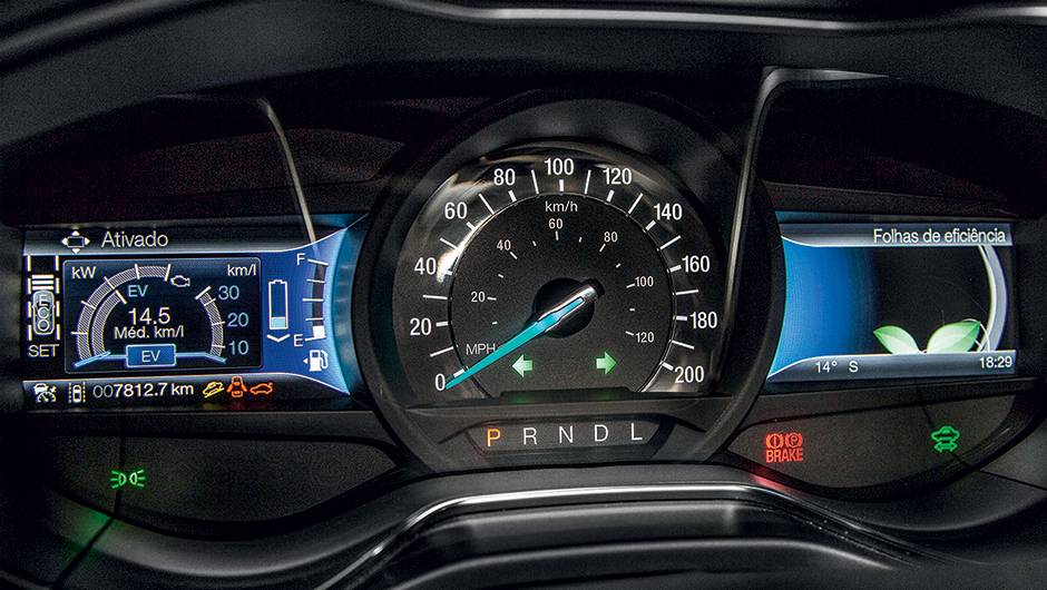 Motorista configura informa&ccedil;&otilde;es que v&atilde;o nos visores laterais | <a href="https://quatrorodas.abril.com.br/carros/testes/ford-fusion-hybrid-757087.shtml" rel="migration">Leia mais</a>