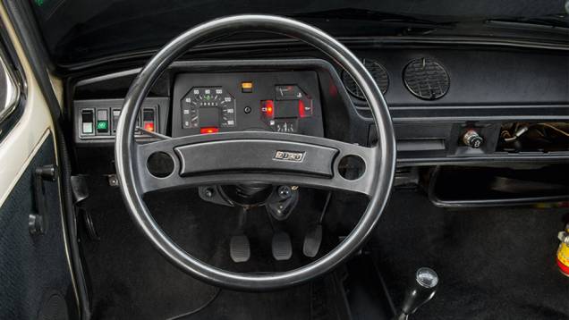 Interior funcional, mas sem preocupação com a estética | <a href="https://quatrorodas.abril.com.br/carros/classicos-brasileiros/fiat-panorama-756366.shtml" rel="migration">Leia mais</a> Interior funcional, mas sem preocupação com a estética | <a href="https://quatrorodas.abril.com.br/carros/classicos-brasileiros/fiat-panorama-756366.shtml" rel="migration">Leia mais</a>