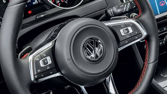 Com revestimento de couro, opcional,... | <a href="https://quatrorodas.abril.com.br/carros/testes/volkswagen-golf-highline-1-4-tsi-755814.shtml" rel="migration">Leia mais</a>