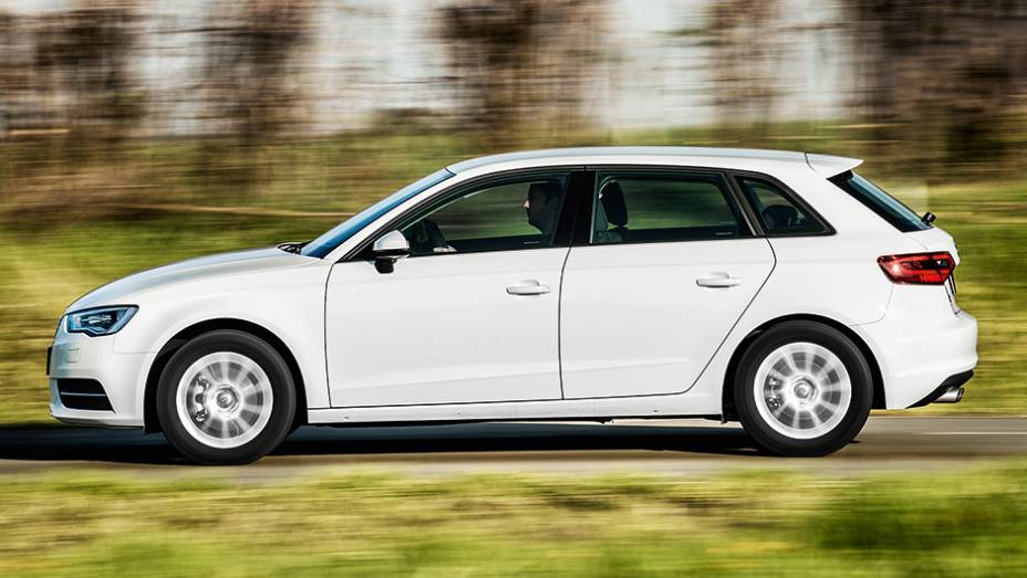 Traseira do A3 tem vidro da tampa traseira inclinado | <a href="https://quatrorodas.abril.com.br/carros/comparativos/audi-a3-x-vw-golf-757579.shtml" rel="migration">Leia mais</a>