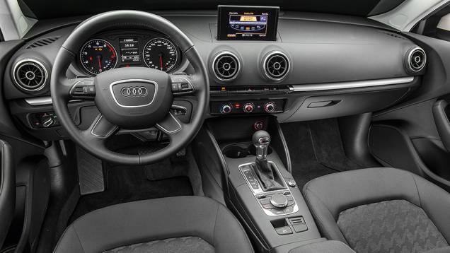 Tela retrátil e seletor giratório de funções no console | <a href="https://quatrorodas.abril.com.br/carros/comparativos/audi-a3-x-vw-golf-757579.shtml" rel="migration">Leia mais</a>