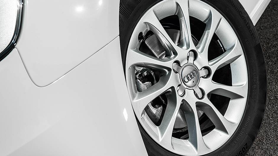 Rodas aro 16 com pneus de perfil alto d&atilde;o conforto ao A3 | <a href="https://quatrorodas.abril.com.br/carros/comparativos/audi-a3-x-vw-golf-757579.shtml" rel="migration">Leia mais</a>