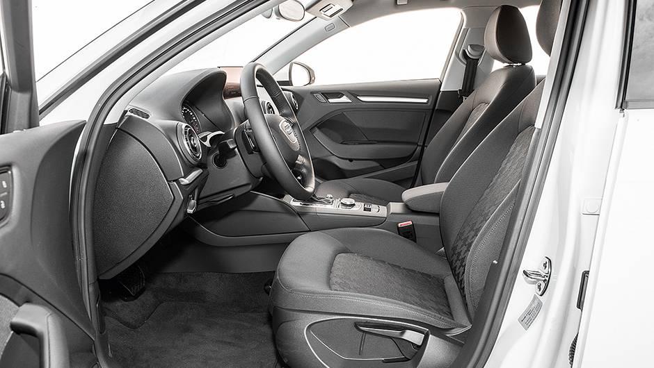Banco do piloto s&oacute; ajusta manualmente | <a href="https://quatrorodas.abril.com.br/carros/comparativos/audi-a3-x-vw-golf-757579.shtml" rel="migration">Leia mais</a>