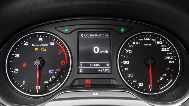 Painel tem layout clássico | <a href="https://quatrorodas.abril.com.br/carros/comparativos/audi-a3-x-vw-golf-757579.shtml" rel="migration">Leia mais</a>