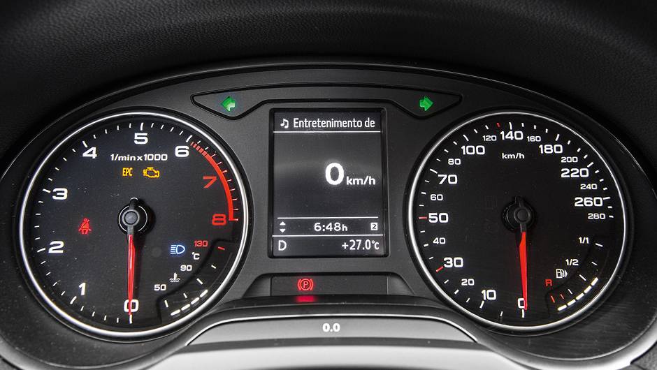 Painel tem layout cl&aacute;ssico | <a href="https://quatrorodas.abril.com.br/carros/comparativos/audi-a3-x-vw-golf-757579.shtml" rel="migration">Leia mais</a>