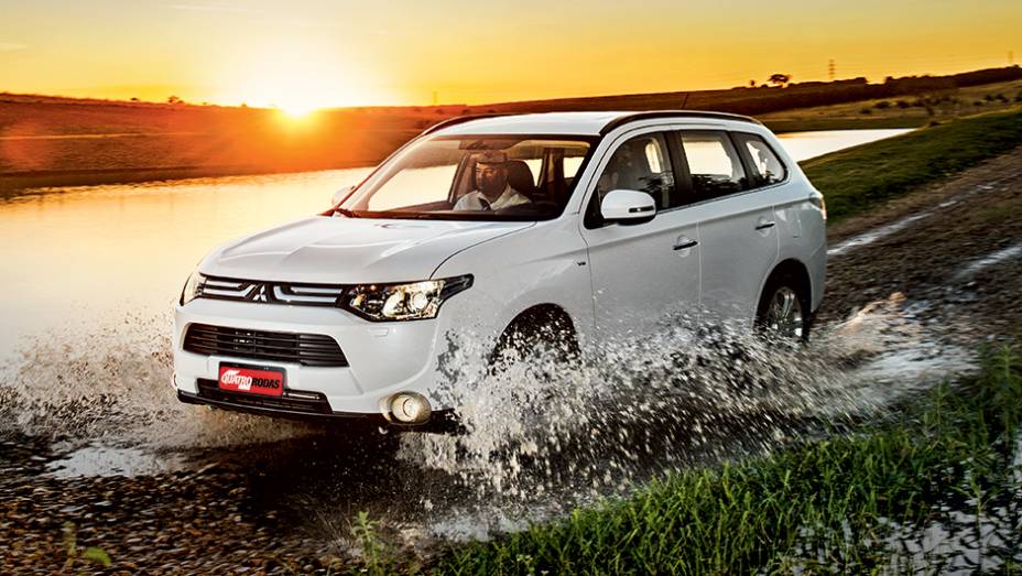 A grade mais delicada e estreita deixa a frente menos agressiva | <a href="https://quatrorodas.abril.com.br/carros/testes/mitsubishi-outlander-gt-v6-3-0-757583.shtml" rel="migration">Leia mais</a>