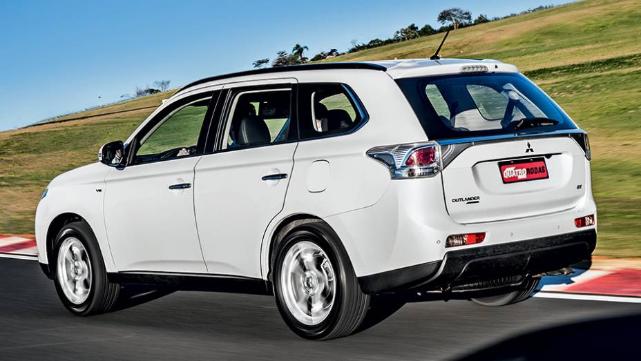 Lanternas com lente transparente: gosto duvidoso | <a href="https://quatrorodas.abril.com.br/carros/testes/mitsubishi-outlander-gt-v6-3-0-757583.shtml" rel="migration">Leia mais</a>