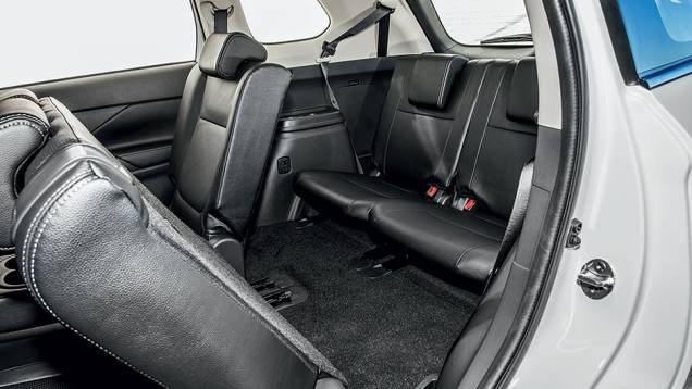 Segunda fileira de bancos corre em trilhos para dar acesso aos dois bancos no porta-malas,... | <a href="https://quatrorodas.abril.com.br/carros/testes/mitsubishi-outlander-gt-v6-3-0-757583.shtml" rel="migration">Leia mais</a> Segunda fileira de bancos corre em trilhos para dar acesso aos dois bancos no porta-malas,... | <a href="https://quatrorodas.abril.com.br/carros/testes/mitsubishi-outlander-gt-v6-3-0-757583.shtml" rel="migration">Leia mais</a>