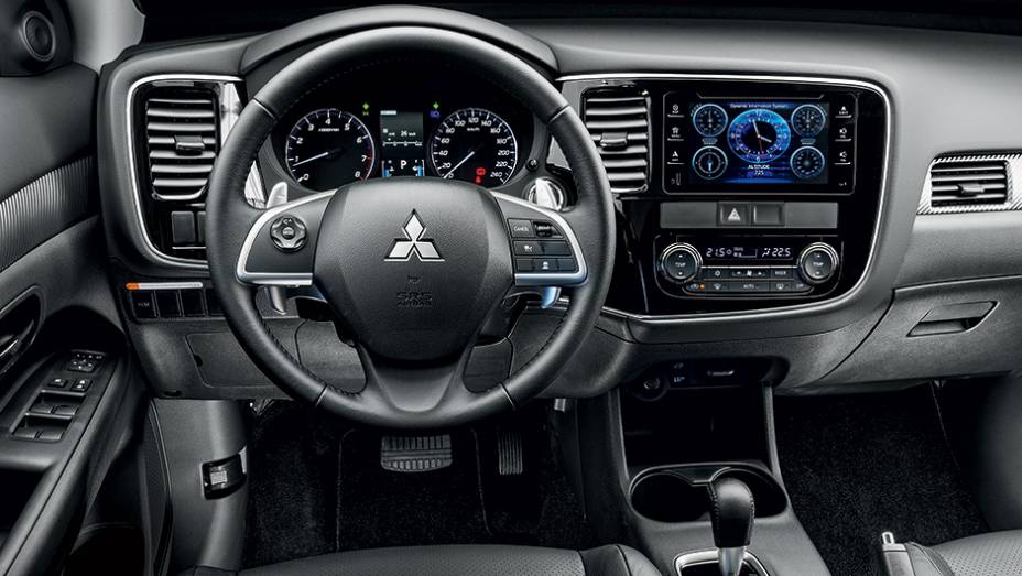 Cabine de design óbvio, mas com materiais de boa qualidade | <a href="https://quatrorodas.abril.com.br/carros/testes/mitsubishi-outlander-gt-v6-3-0-757583.shtml" rel="migration">Leia mais</a>