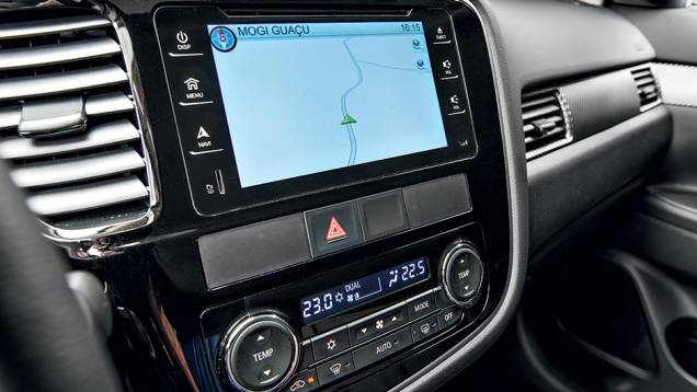 LCD é de alta definição, mas a resposta aos toques é um pouco lenta | <a href="https://quatrorodas.abril.com.br/carros/testes/mitsubishi-outlander-gt-v6-3-0-757583.shtml" rel="migration">Leia mais</a> LCD é de alta definição, mas a resposta aos toques é um pouco lenta | <a href="https://quatrorodas.abril.com.br/carros/testes/mitsubishi-outlander-gt-v6-3-0-757583.shtml" rel="migration">Leia mais</a>