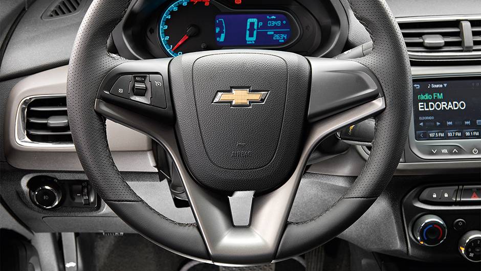 Cad&ecirc; o volante completo do Cruze? | <a href="https://quatrorodas.abril.com.br/carros/comparativos/cobalt-x-prisma-756506.shtml" rel="migration">Leia mais</a>