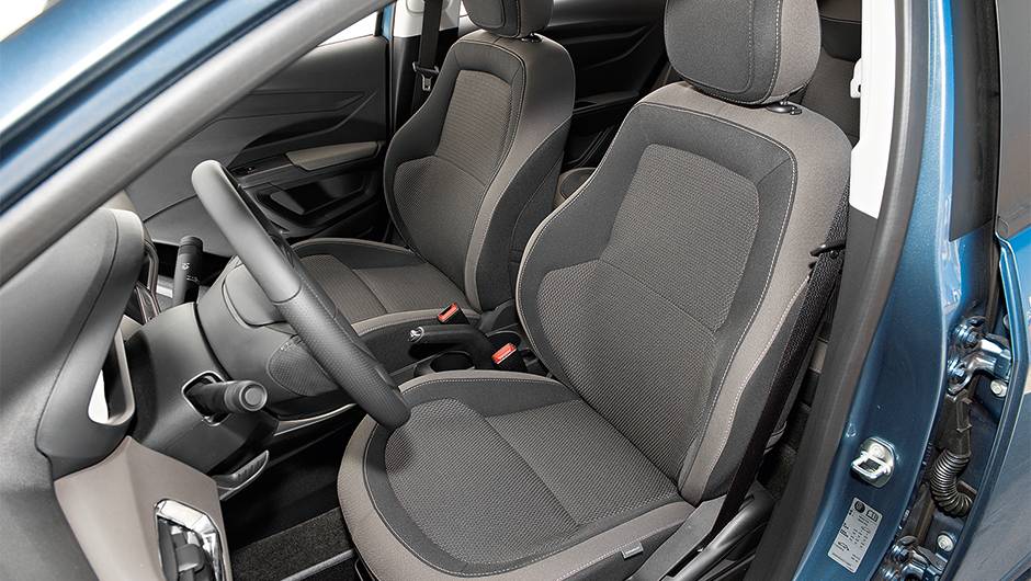 Banco em dois tons lhe d&aacute; um ar jovial | <a href="https://quatrorodas.abril.com.br/carros/comparativos/cobalt-x-prisma-756506.shtml" rel="migration">Leia mais</a>